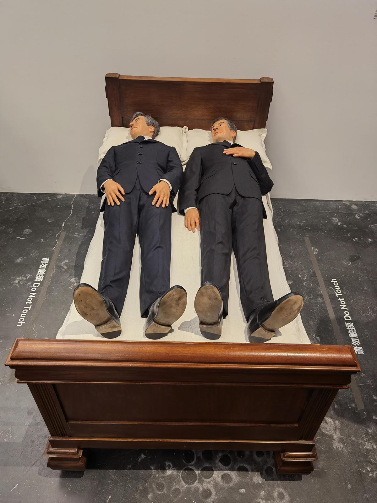 images/art/2021-12-19 莫瑞吉奥卡特兰 最后的审判/22.jpg